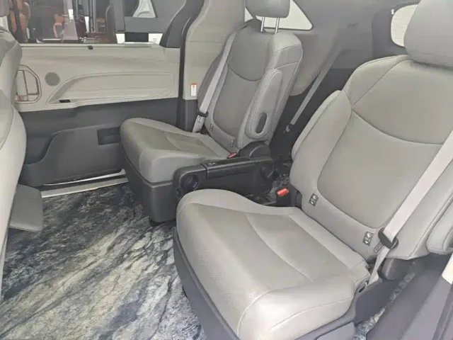Toyota Granvia 2022 2.5L Hybrid Premium Edition — Фото автомобиля 16