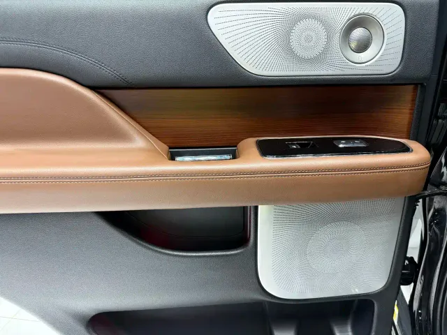 Lincoln Navigator — Фото автомобиля 7