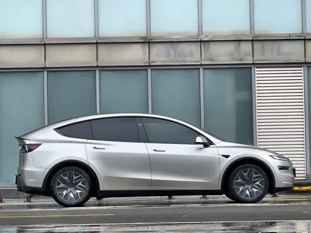 Tesla Model Y L — Фото автомобиля 3