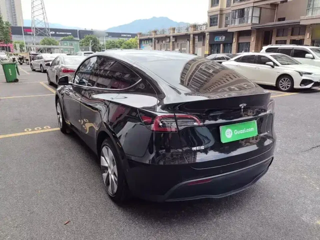 Tesla Model Y — Фото автомобиля 4