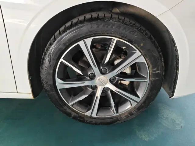 Geely Emgrand — Фото автомобиля 24