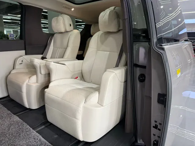 Li Auto MEGA — Фото автомобиля 11