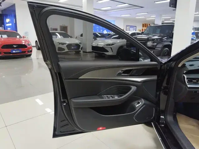 Hongqi H5 — Фото автомобиля 7