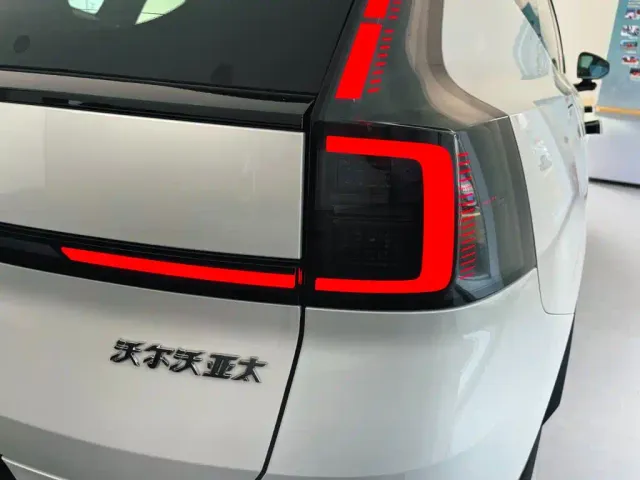 Volvo XC70 Plug-in Hybrid — Фото автомобиля 5