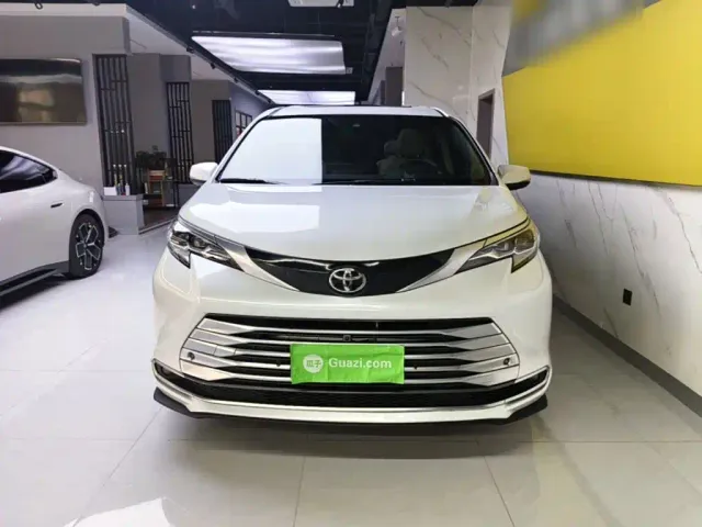 Toyota Sienna — Фото автомобиля 2