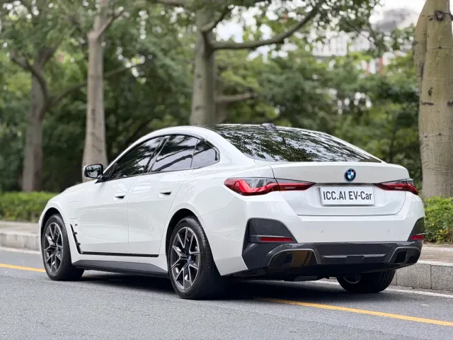BMW i4 — Фото автомобиля 5