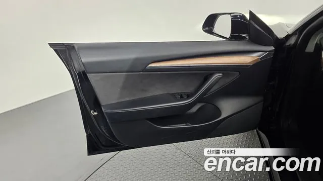 Tesla Model 3 — Фото автомобиля 13