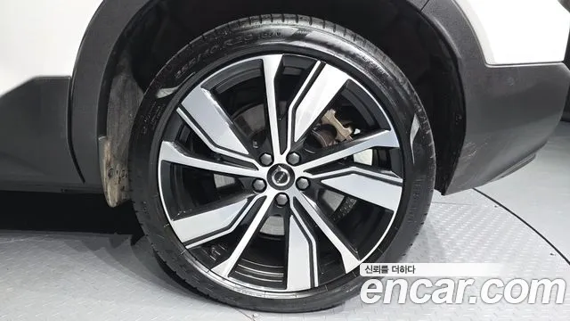Вольво XC40 — Фото автомобиля 19