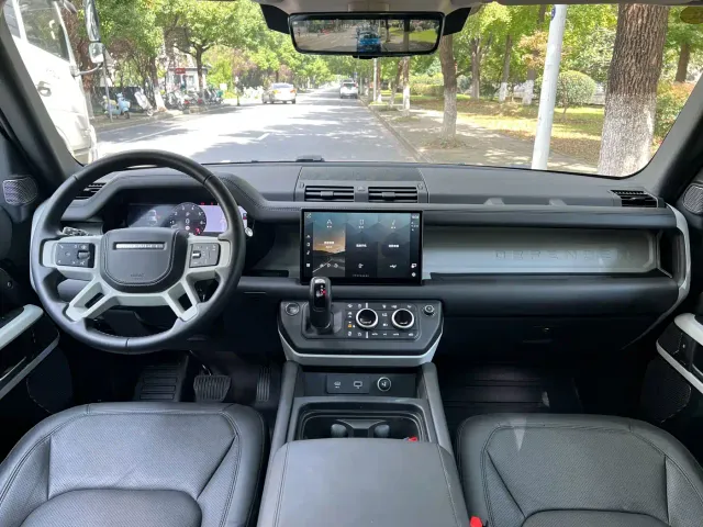 Land Rover Defender — Фото автомобиля 4