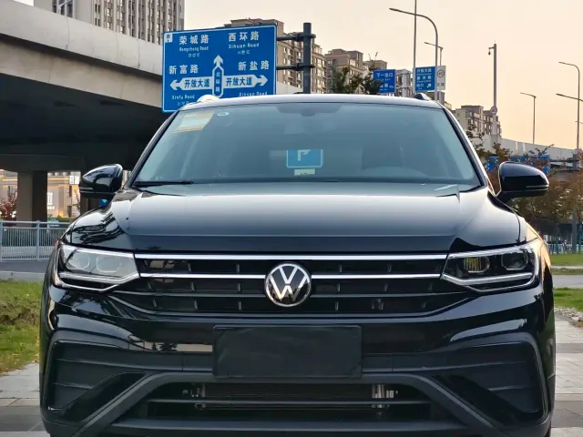 Volkswagen Tiguan L — Фото автомобиля 2