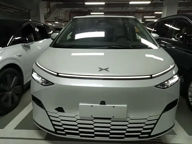 Xpeng X9 — Фото автомобиля 2