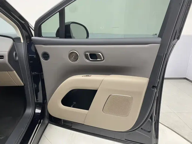 Li Auto i8 — Фото автомобиля 27