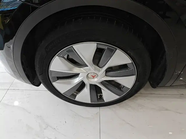 Tesla Model Y — Фото автомобиля 22