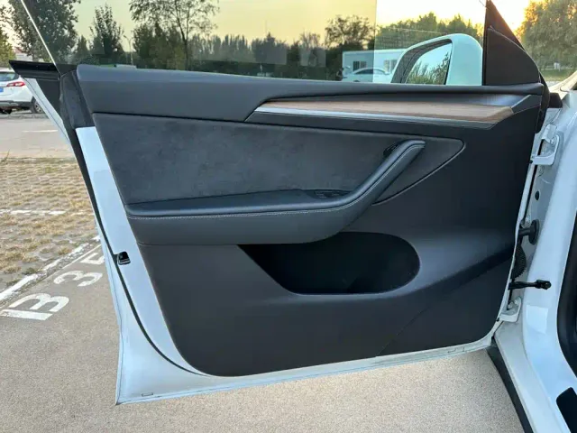 Tesla Model Y — Фото автомобиля 12