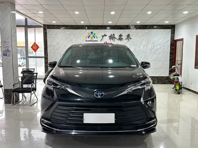 Toyota Sienna — Фото автомобиля 2