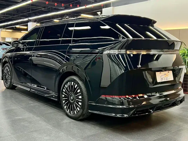 Xpeng X9 — Фото автомобиля 20
