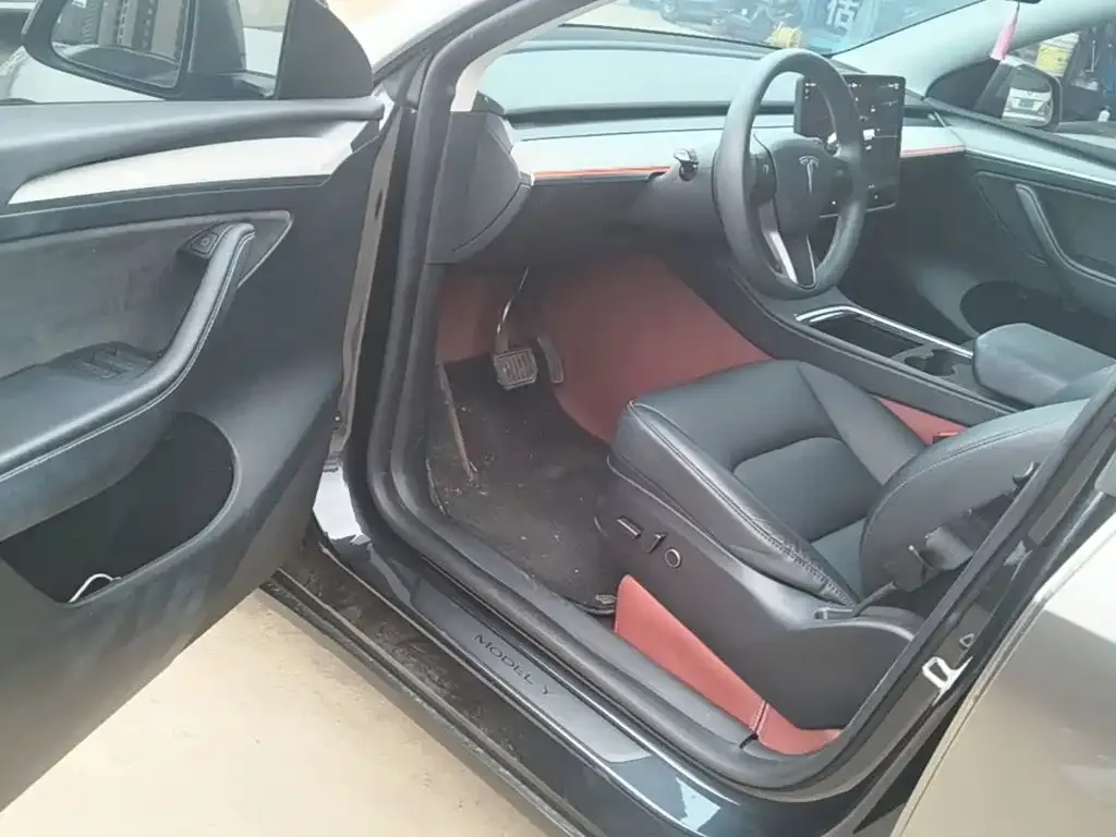 Tesla Model Y 2024 Rear-Wheel Drive Version — Фото автомобиля 15