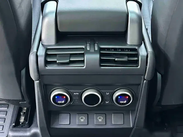 Land Rover Defender — Фото автомобиля 11