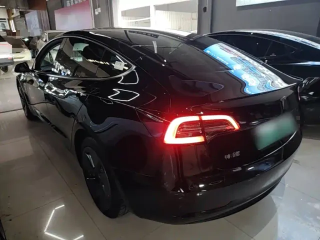 Tesla Model 3 — Фото автомобиля 4