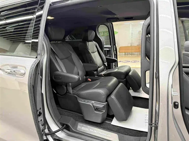 Toyota Sienna — Фото автомобиля 10