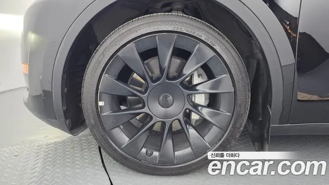 Tesla Model Y — Фото автомобиля 5