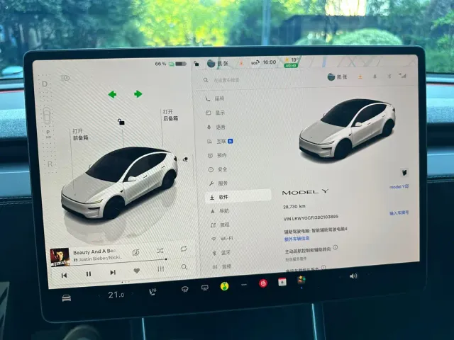 Tesla Model Y — Фото автомобиля 11