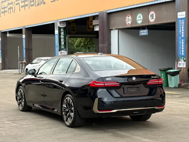 BMW 5 Series — Фото автомобиля 18