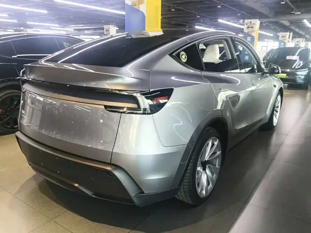 Tesla Model Y — Фото автомобиля 6