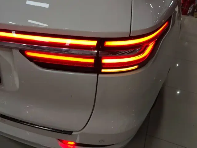 Li Auto ONE — Фото автомобиля 7
