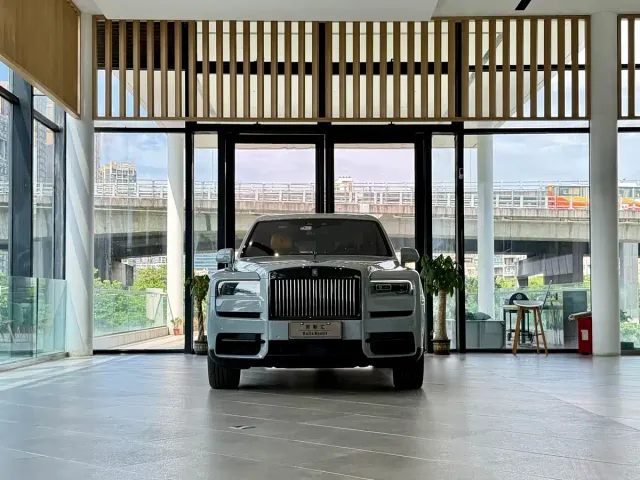 Rolls-Royce Cullinan — Фото автомобиля 2