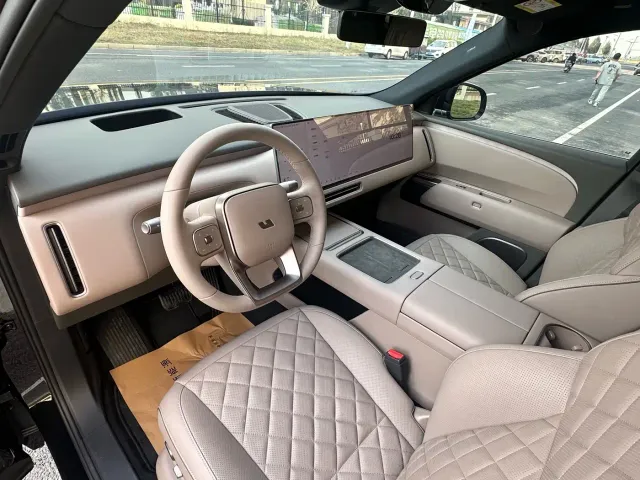 Li Auto L8 — Фото автомобиля 5