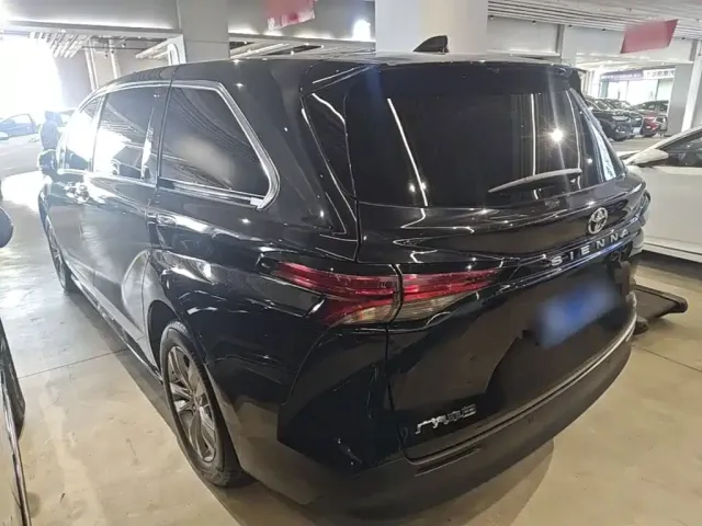 Toyota Sienna — Фото автомобиля 4