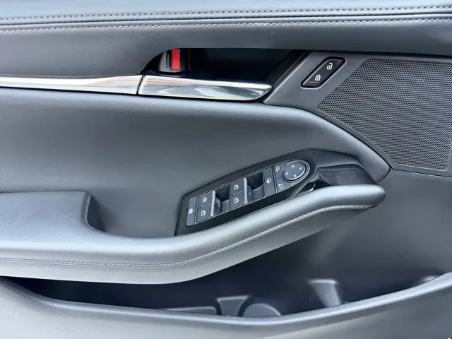 Mazda Axela — Фото автомобиля 8