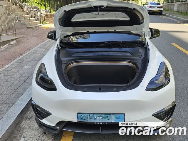 Tesla Model Y — Фото автомобиля 8