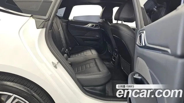 BMW i4 — Фото автомобиля 12