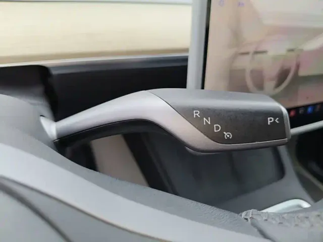 Tesla Model Y — Фото автомобиля 13