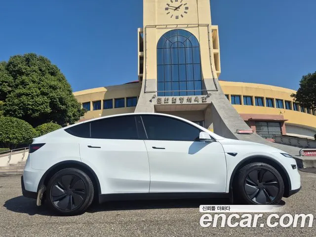 Tesla Model Y — Фото автомобиля 13
