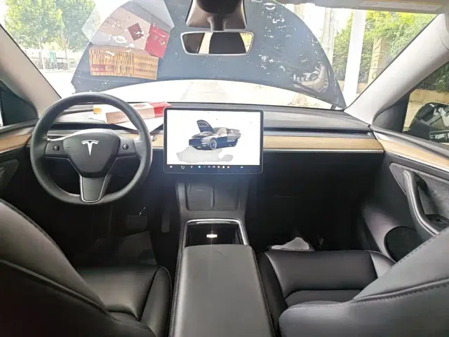 Tesla Model Y — Фото автомобиля 9