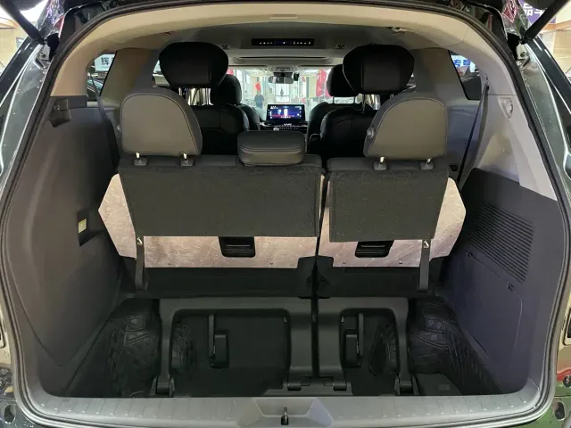 Toyota Sienna — Фото автомобиля 11