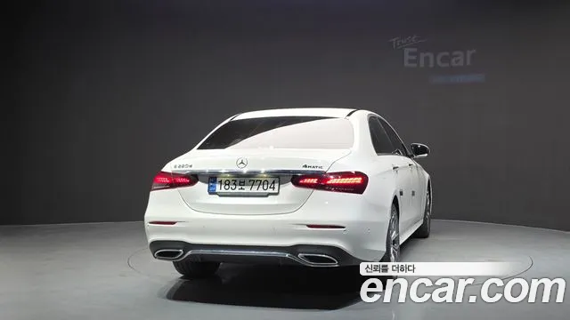 Mercedes-Benz E-Class — Фото автомобиля 2