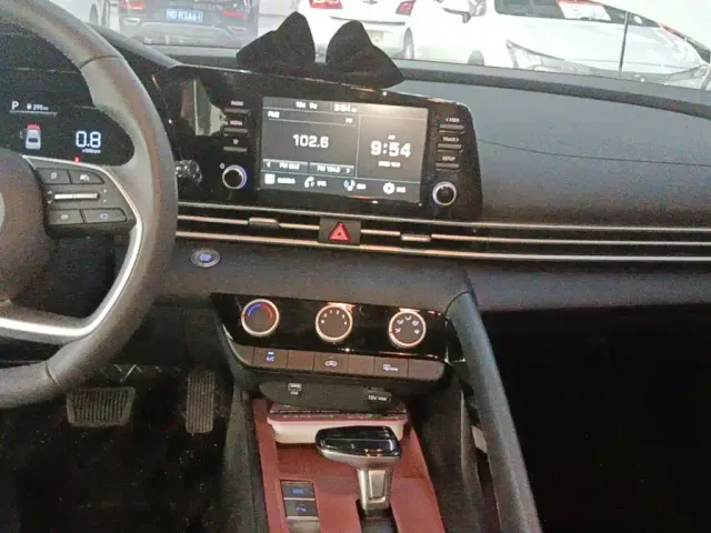 Hyundai Elantra — Фото автомобиля 12