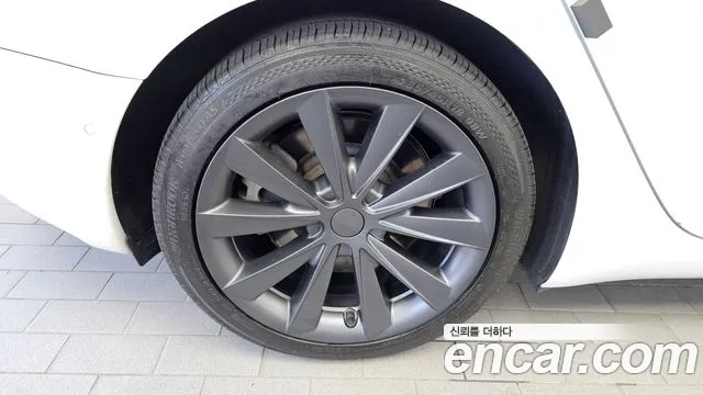 Tesla Model 3 — Фото автомобиля 5