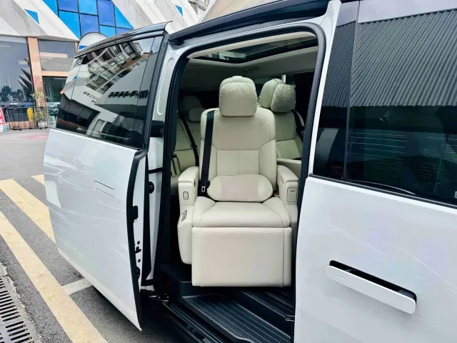 Li Auto MEGA — Фото автомобиля 16