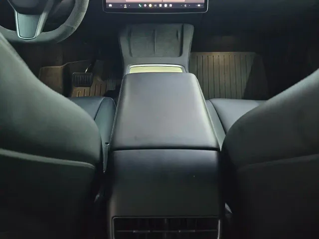 Tesla Model Y — Фото автомобиля 8