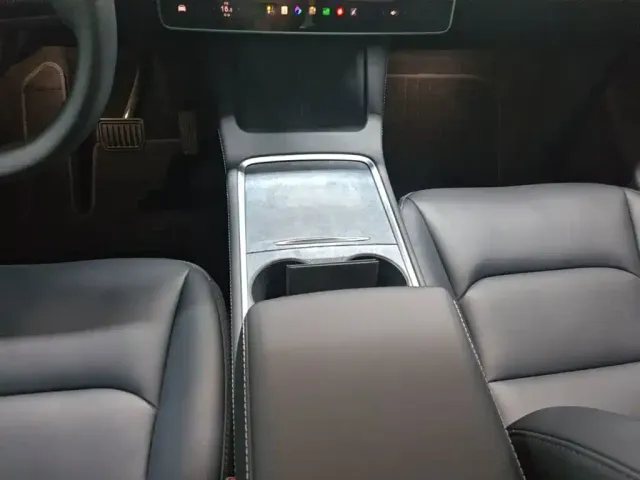 Tesla Model Y — Фото автомобиля 13