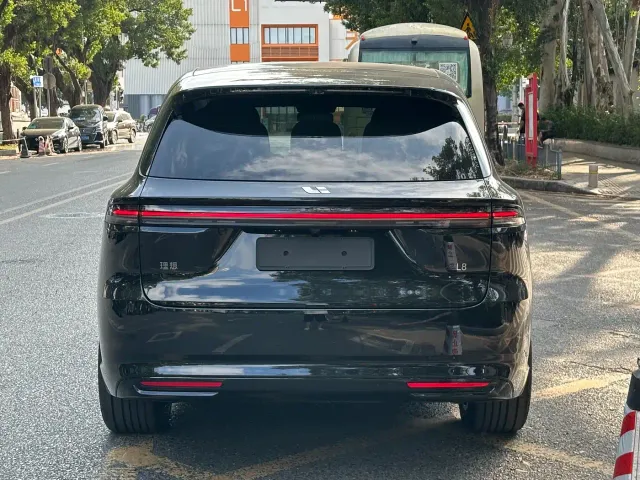 Li Auto L8 — Фото автомобиля 4