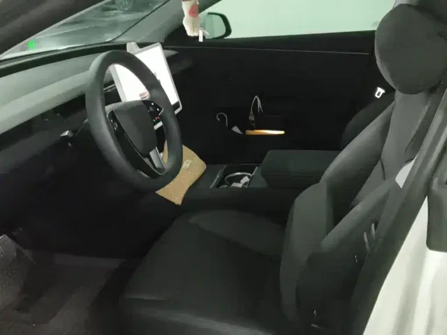 Tesla Model 3 — Фото автомобиля 11