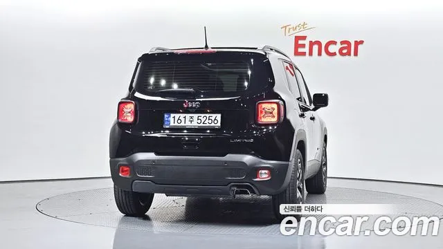 Jeep Renegade — Фото автомобиля 3
