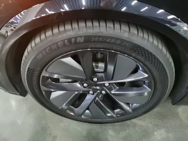 Li Auto L8 — Фото автомобиля 22