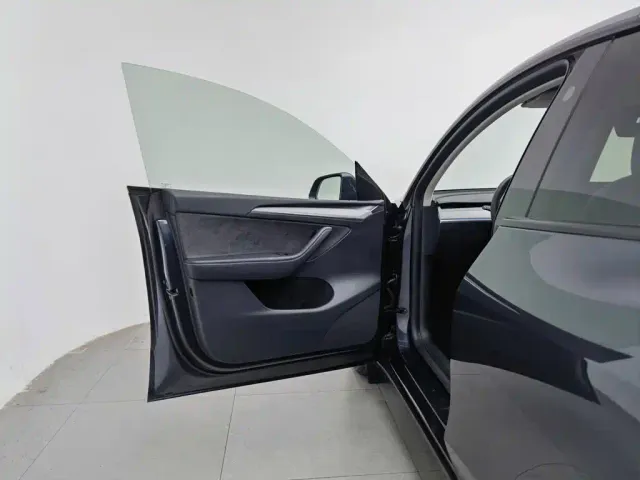 Tesla Model Y — Фото автомобиля 8